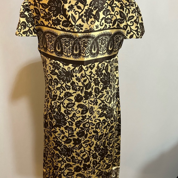 Elegant Brown and Cream Dress - Picture 4 of 5